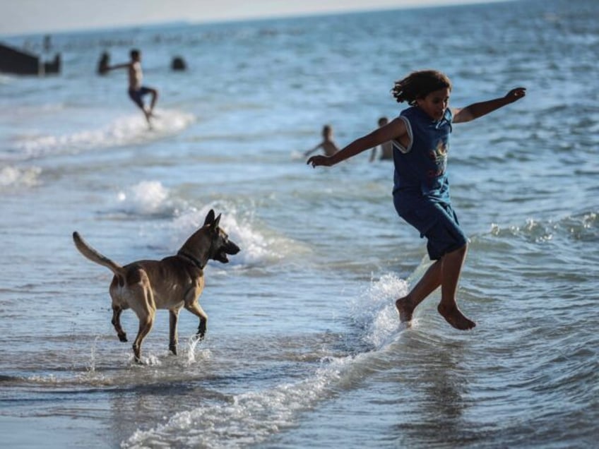 photos palestinians hit the beach in gaza