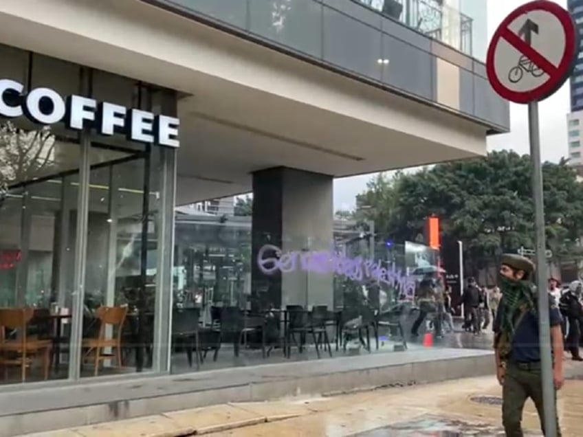photos rioters in mexico city lash out against us other tourists migrants go home