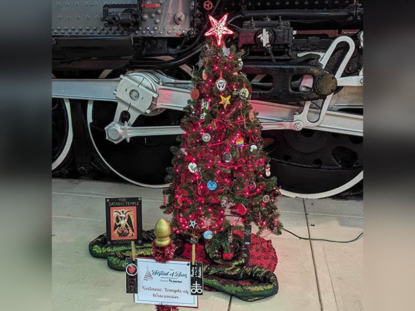 photos this is absurd wisconsin museum blasted for christmas festivals satanic temple tree