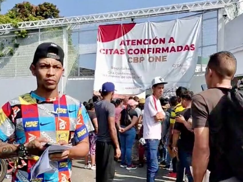 Migrants line up outside of INM office in Chiapas. (Credit: Breitbart Texas / Cartel Chron