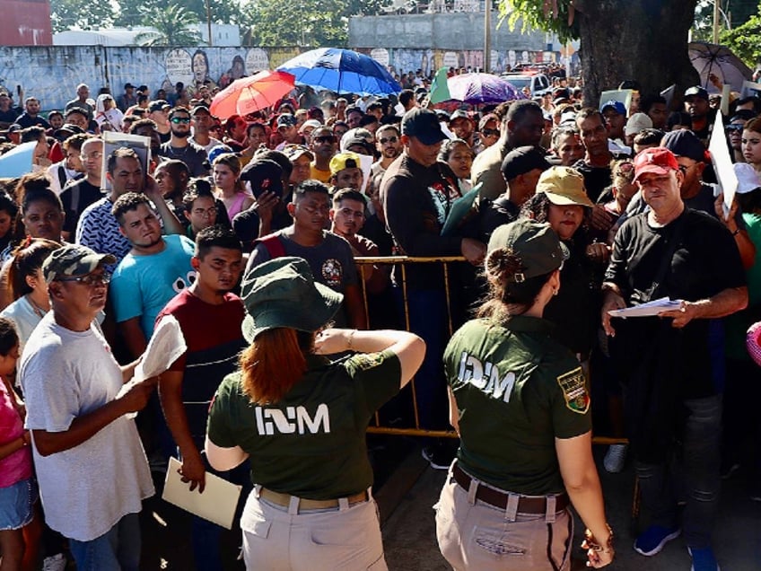 photos thousands of migrants still entering mexico to use cbp one app