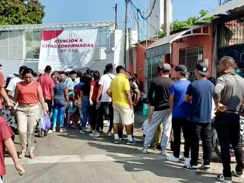 photos thousands of migrants still entering mexico to use cbp one app