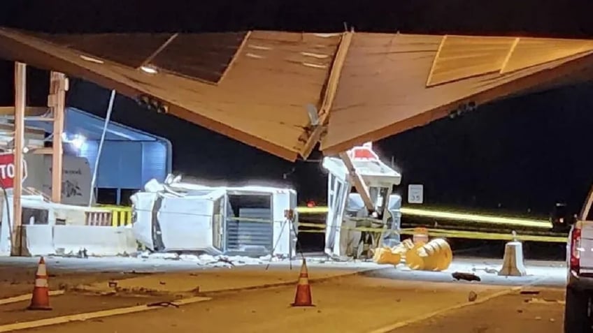 pickup truck crashes into border patrol checkpoint injures 2 agents