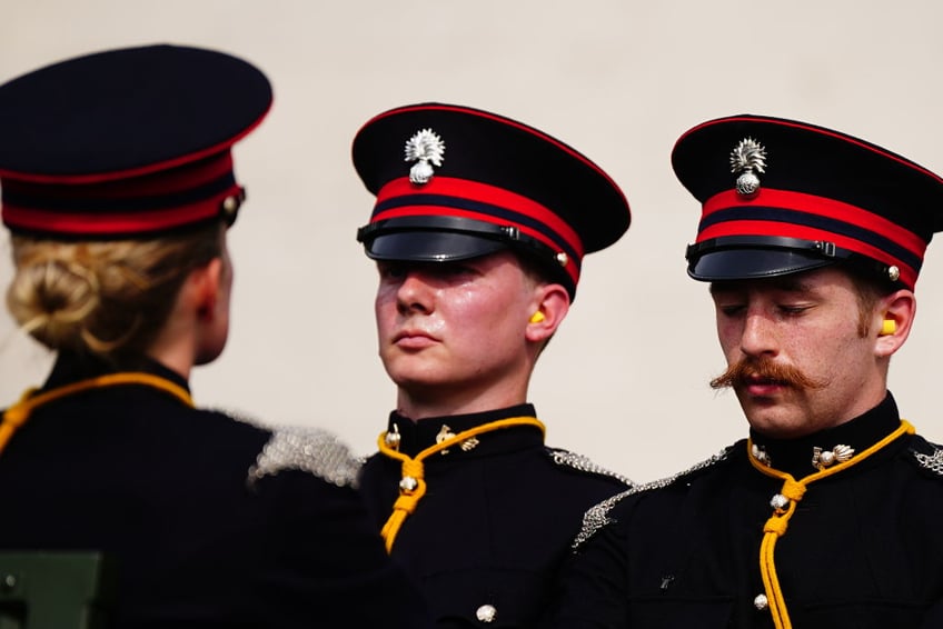 pics guns roar in memory of late queen elizabeth ii on first anniversary of passing