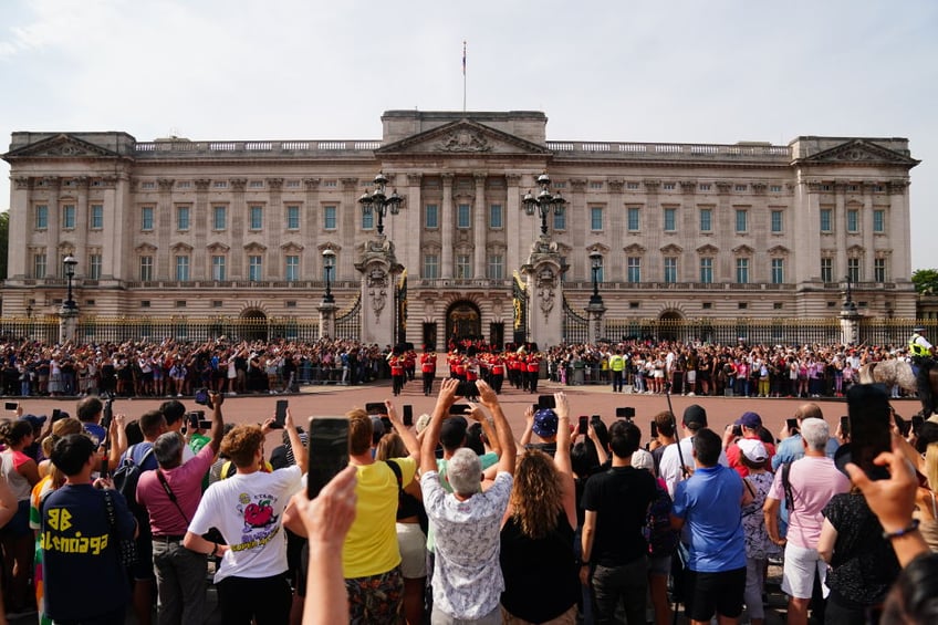 pics guns roar in memory of late queen elizabeth ii on first anniversary of passing