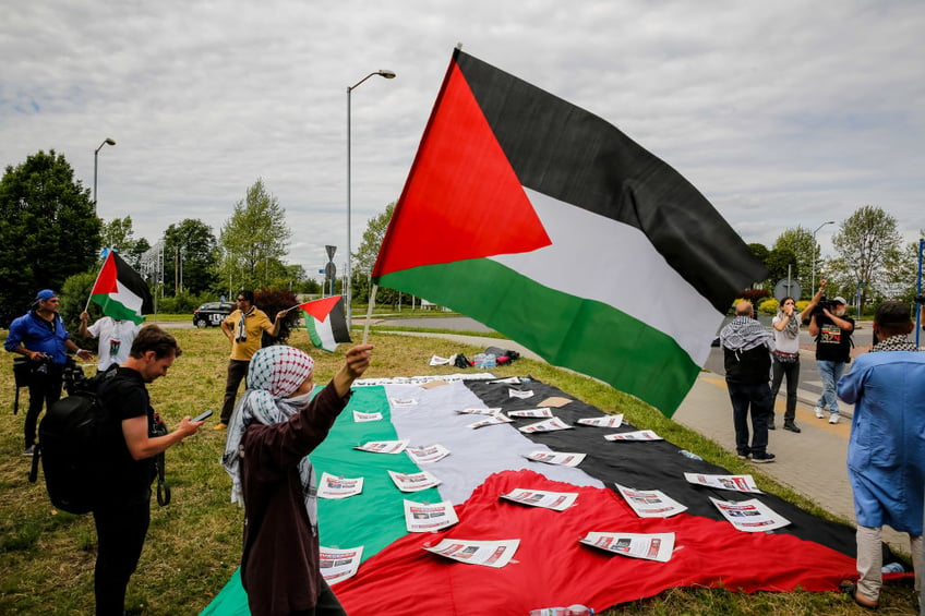 pictures palestine protesters disrupt memorial ceremony at auschwitz