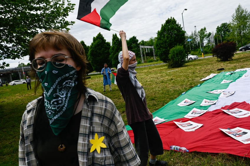 pictures palestine protesters disrupt memorial ceremony at auschwitz