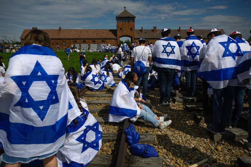 pictures palestine protesters disrupt memorial ceremony at auschwitz