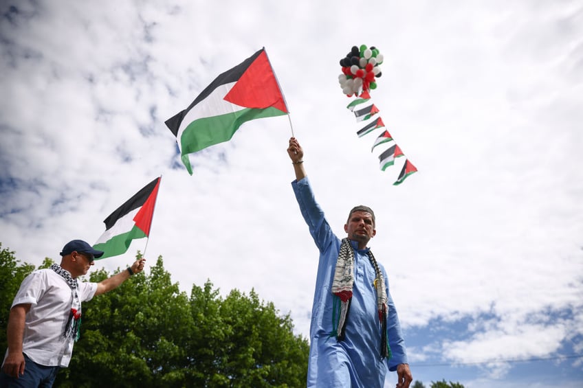 pictures palestine protesters disrupt memorial ceremony at auschwitz