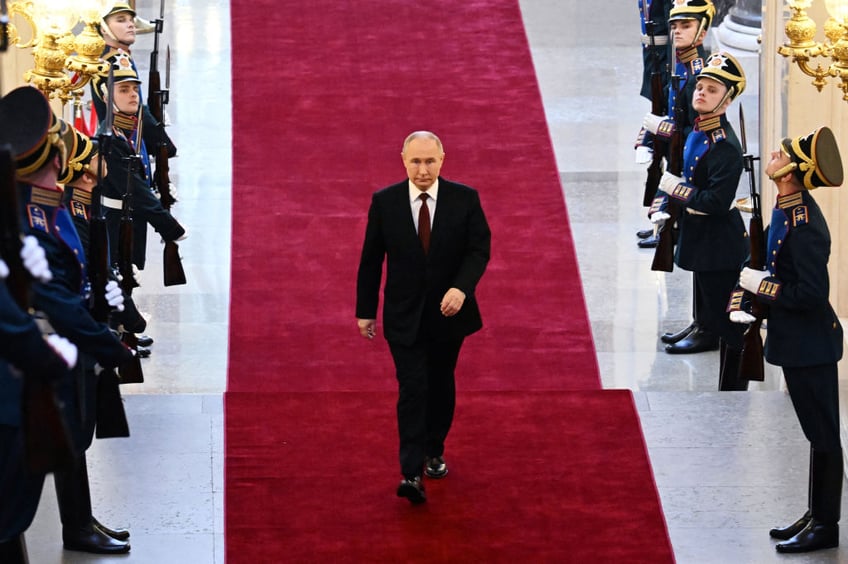 pictures russias putin sworn in for fifth term as president after barely contested election