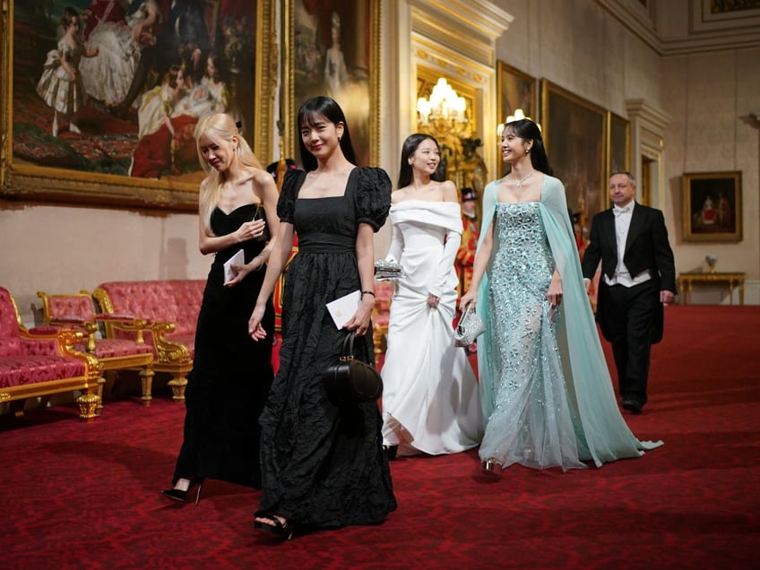 pictures south koreas president yoon first lady and k pop girl group feted by british king at lavish banquet