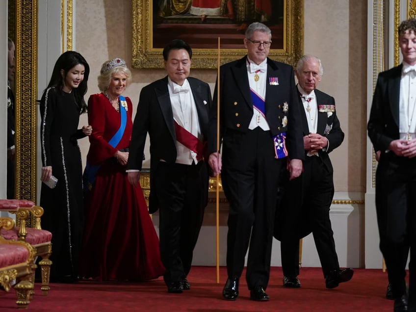 pictures south koreas president yoon first lady and k pop girl group feted by british king at lavish banquet