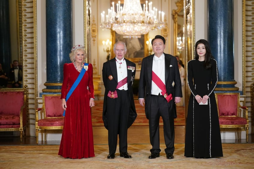 pictures south koreas president yoon first lady and k pop girl group feted by british king at lavish banquet