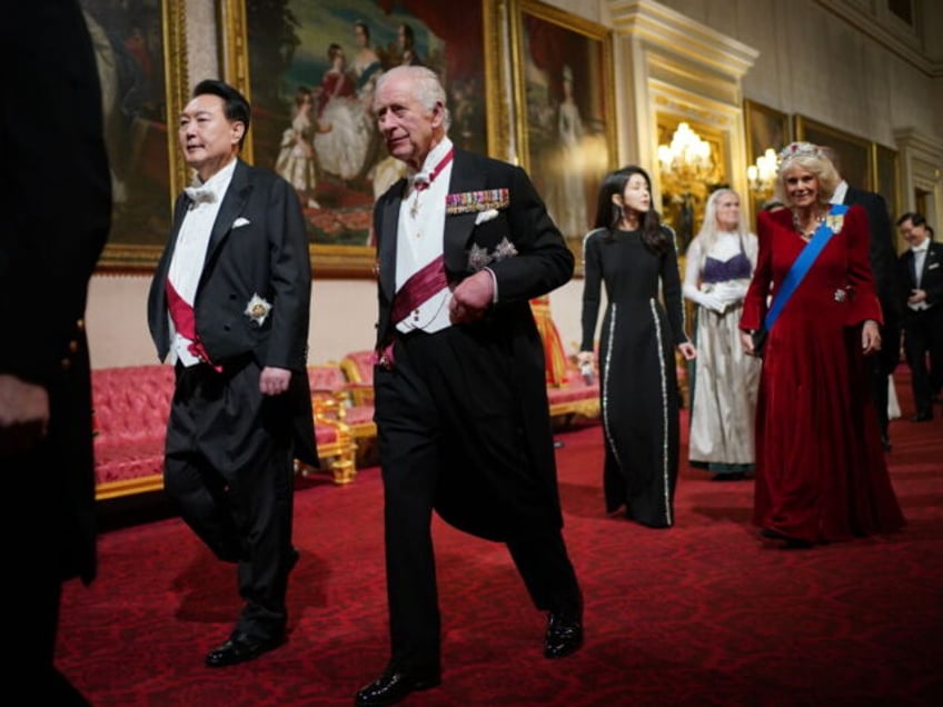 pictures south koreas president yoon first lady and k pop girl group feted by british king at lavish banquet