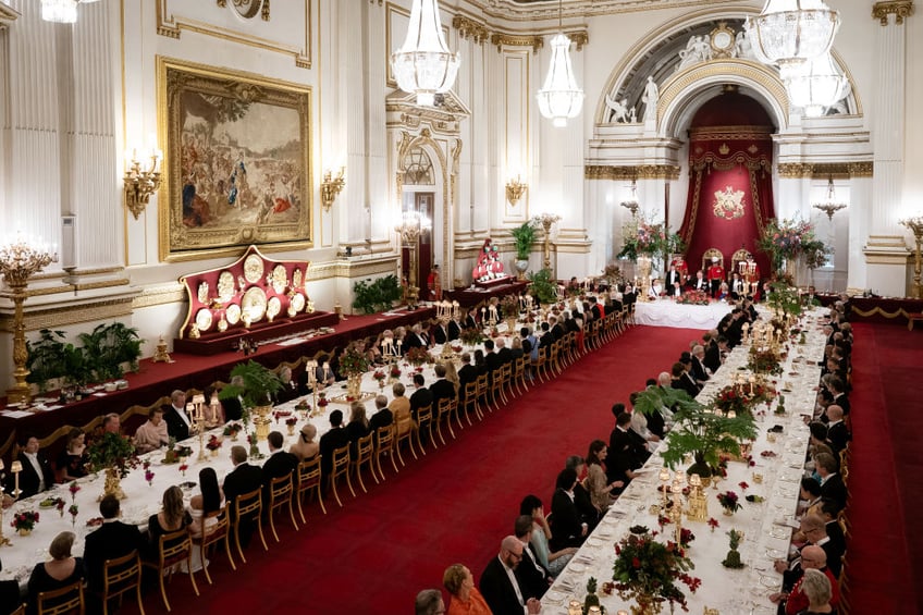 pictures south koreas president yoon first lady and k pop girl group feted by british king at lavish banquet