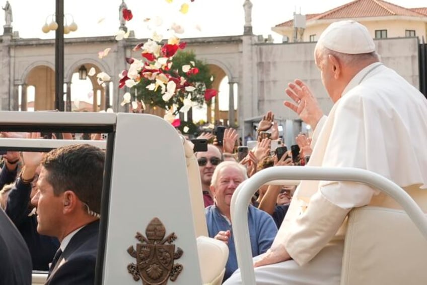 pilgrims brave scorching heat for popes vigil in lisbon after francis ditches fatima peace prayer