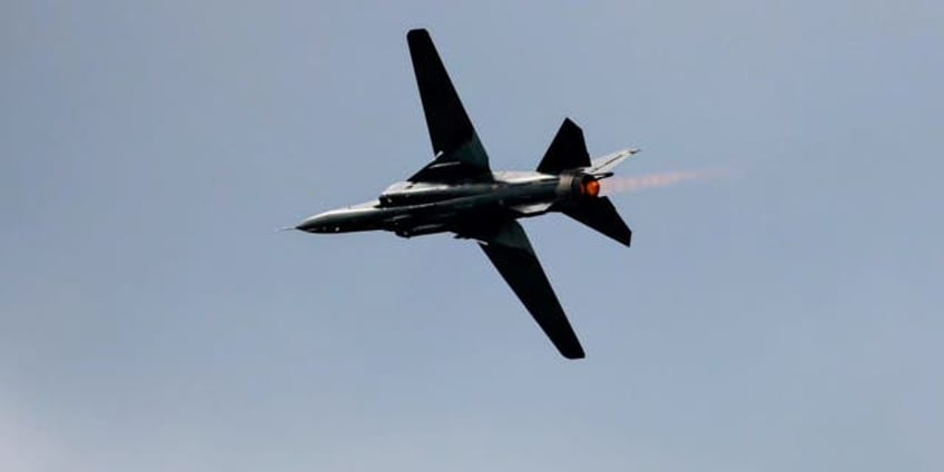 pilots eject from crashing mig 23 jet during thunder over michigan air show video