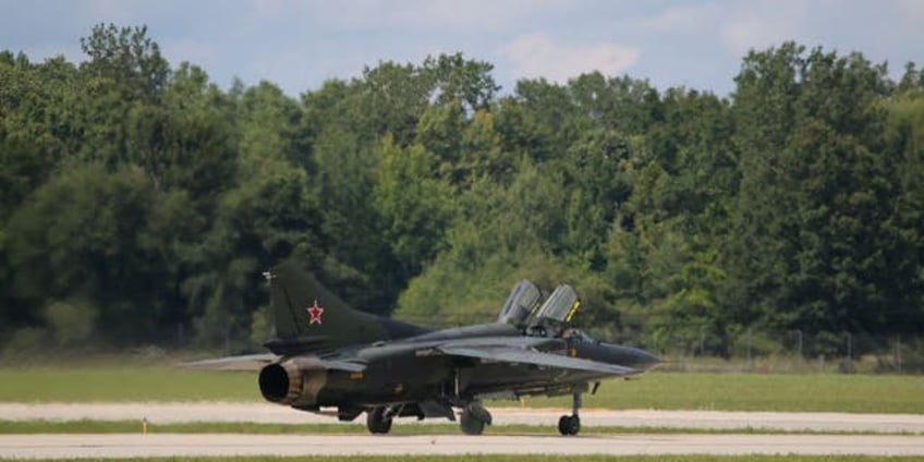 pilots eject from crashing mig 23 jet during thunder over michigan air show video