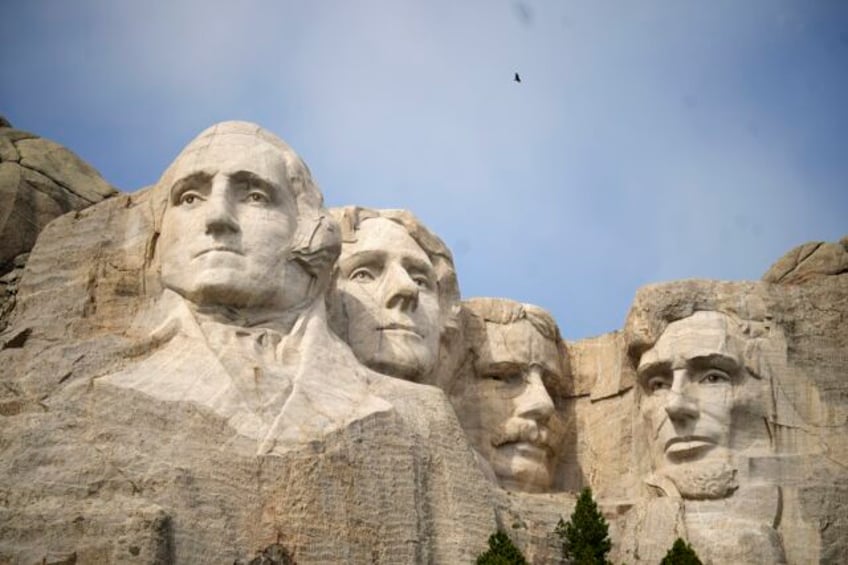 pilots flying tourists over national parks face new rules none are stricter than at mount rushmore