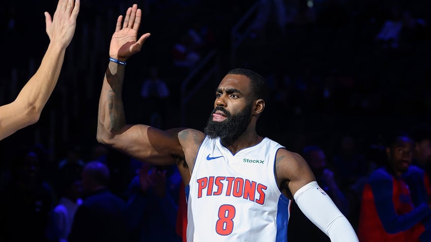 Tim Hardaway Jr high-fives teammate