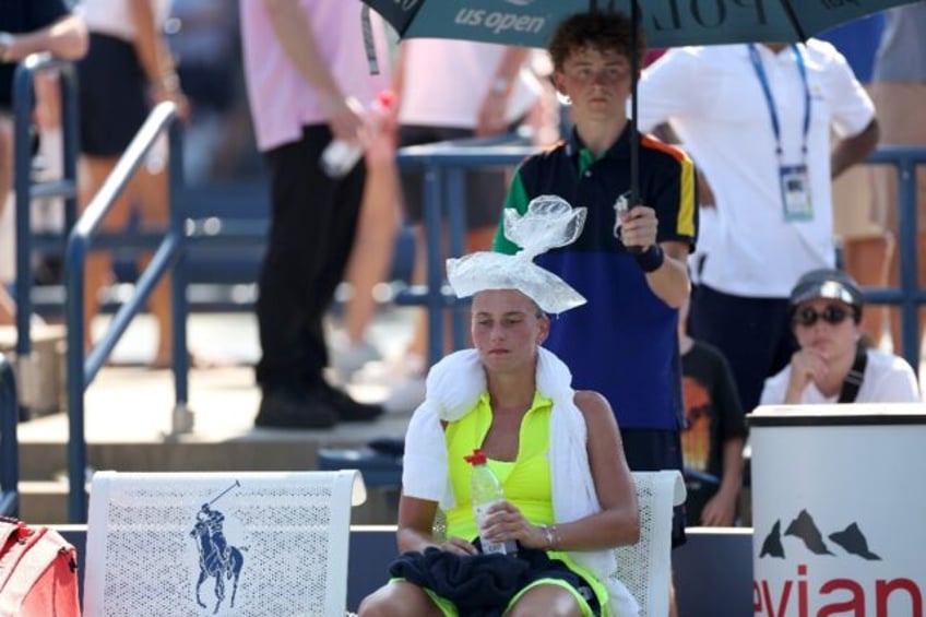 Cooling down: Marta Kostyuk of Ukraine tries to beat the heat against Harriet Dart of Grea