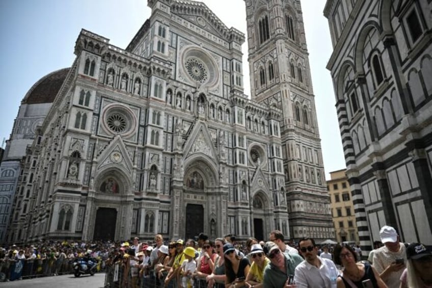 Spectators line the race route in front of the Cathedral of Santa Maria del Fiore at the s