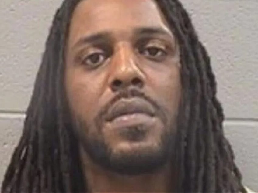 Police: Chicago Man on Ankle Monitor in Murder Case Found Shot in Stolen Car with 2 Guns