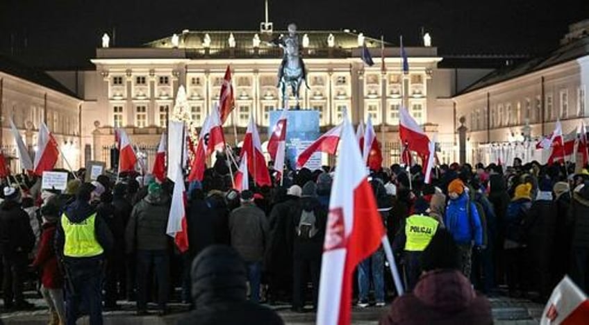 polish police arrest pro duda mps inside presidential palace as constitutional crisis unfolds