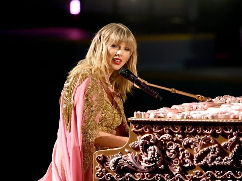 LOS ANGELES, CALIFORNIA - NOVEMBER 24: Taylor Swift performs onstage during the 2019 Ameri