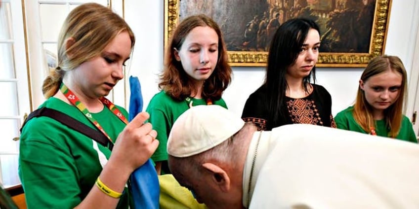 pope francis holds private meetings with sex abuse victims ukrainian pilgrims at world youth day