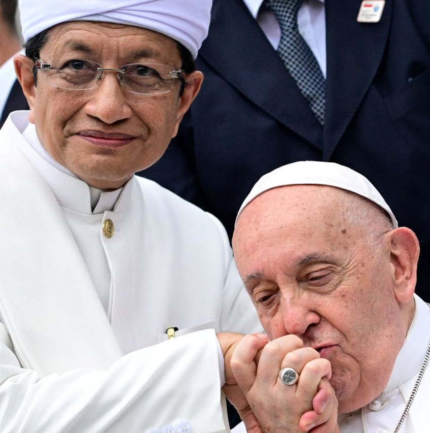 pope francis joins grand imam in denouncing climate crisis