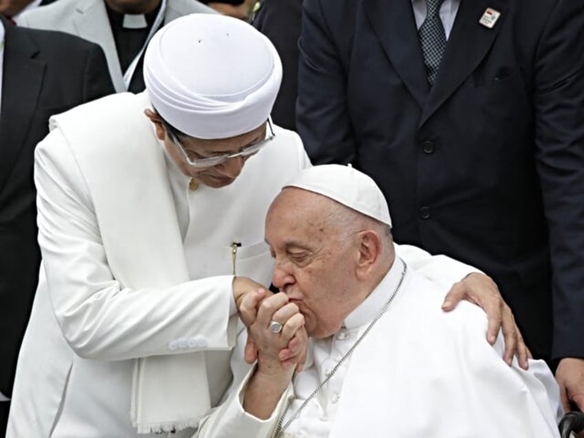 Pope Francis (R) kisses the hand of the Grand Imam of Istiqlal Mosque Nasaruddin Umar afte