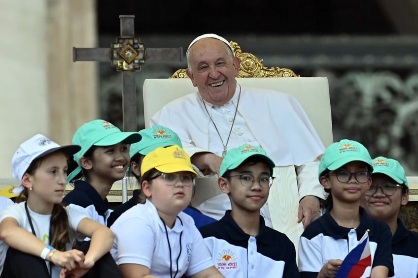 pope francis meets with ukrainian and palestinian children