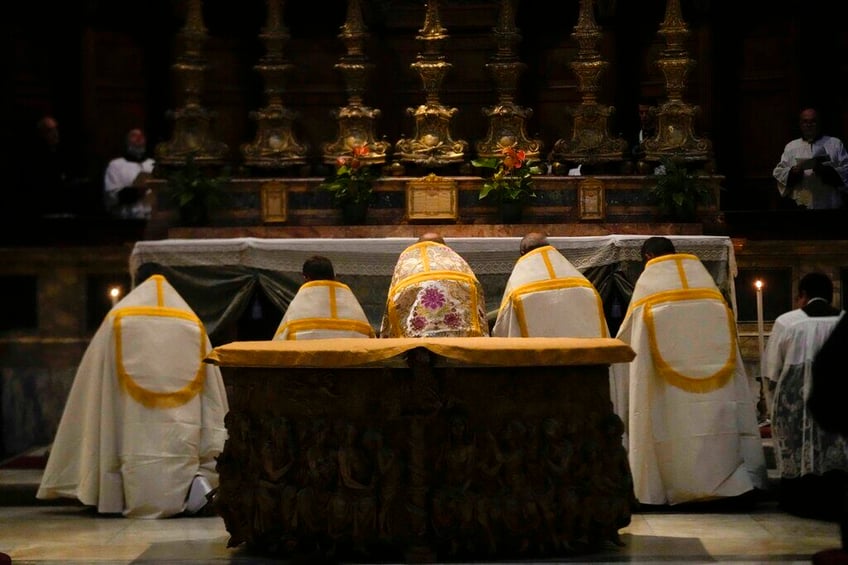 pope francis slams liturgical quibbling after smackdown of traditional latin mass