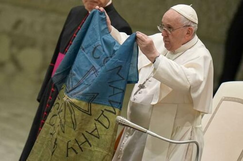 pope francis urges ukraine to have courage of the white flag negotiate end to war