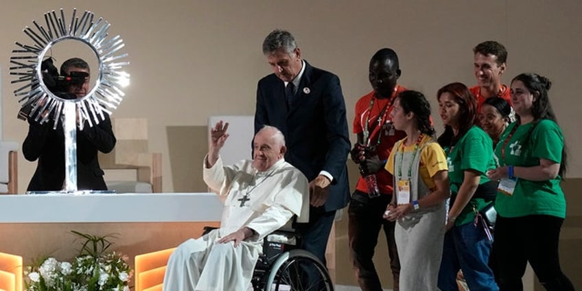 pope francis urges young people to change the world at world youth day announces south korea as next host