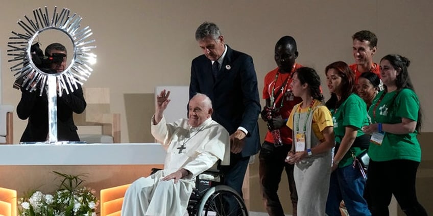 pope francis urges young people to change the world at world youth day announces south korea as next host