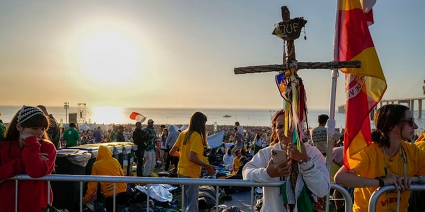 pope francis urges young people to change the world at world youth day announces south korea as next host