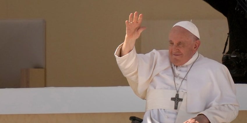 pope francis urges young people to change the world at world youth day announces south korea as next host