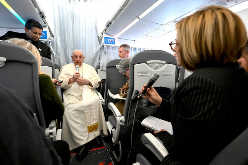 pope francis warns journalists of groupthink cognitive pollution