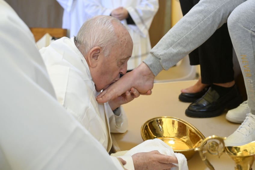 pope francis washes the feet of 12 female prison inmates