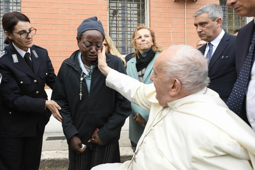 pope francis washes the feet of 12 female prison inmates