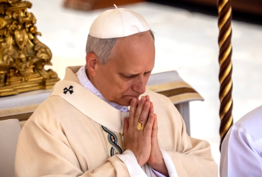 18 May 2025, Vatican, Vatikanstadt: The new Pope Leo XIV stands with a fisherman's ring and pallium at his inauguration in St. Peter's Square. The American Robert Francis Prevost is the first pontiff from the United States. Photo: Michael Kappeler/dpa (Photo by Michael Kappeler/picture alliance via Getty Images)