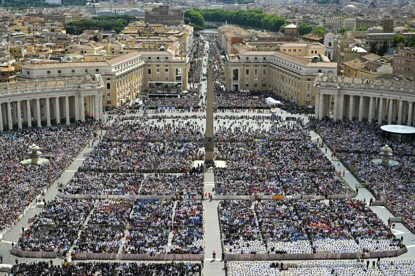TOPSHOT - A general view shows people attending a Holy mass led by Pope Leo XIV for the beginning of his pontificate, in St Peter's square in The Vatican on May 18, 2025. (Photo by Alberto PIZZOLI / AFP) (Photo by ALBERTO PIZZOLI/AFP via Getty Images)
