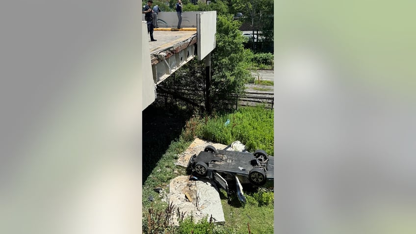 NYPD look at wrecked Porsche