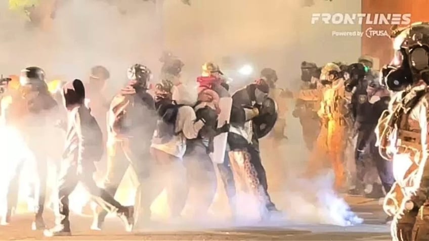 Rioters retreat as federal agents move in to disperse protesters