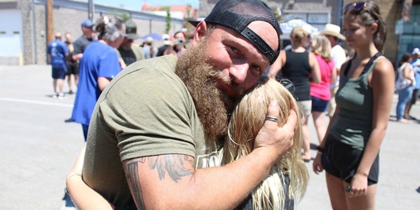 poultry peddler double dubs of wyoming sells 48083 chicken wings in 24 hours for world record