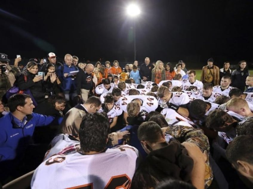 praying high school football coach joe kennedy resigns after only one game