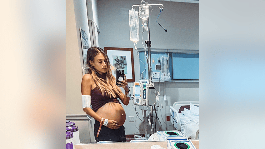 pregnant jana kramer hospitalized for bacterial infection in her kidneys couldnt handle the pain