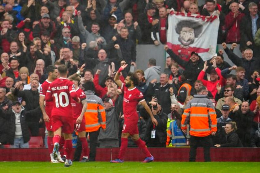 premier league mourns death of bobby charlton man city and liverpool get back on track with wins